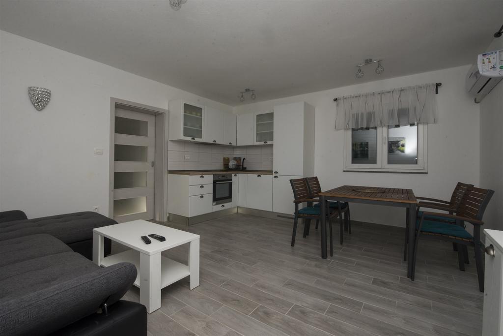 Apartment Jure Slatine Exteriör bild